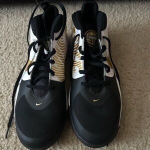 NWOT NIKE UNISEX TEAM HASTLE D9 G5 SNEAKERS ATHLETIC BLACK COLOR BLOCK LOGO